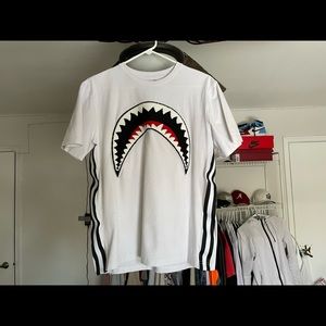 I’m selling a spray ground t shirt limited edition SIZE M